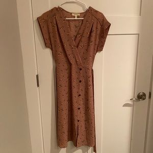 Flattering mauve knee length dress size small
